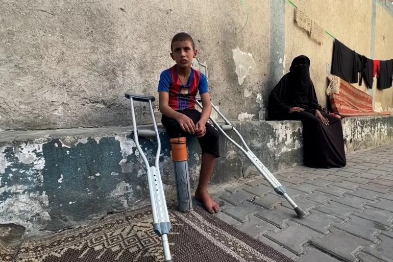تقرير: راتب طفل غزّي يحاول تعويض ساقه المبتورة بأنبوب بلاستيكي